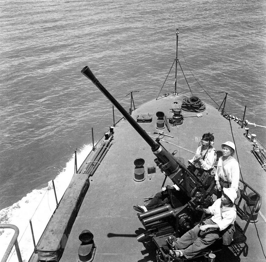  Các chiến sỹ phân đội 2 Hải quân dũng cảm chiến đấu bảo vệ vùng biển của Tổ quốc trong trận đầu ra quân. (Ảnh: Đoàn Tý/TTXVN)