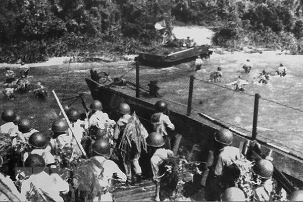  Lực lượng Hải quân đánh bộ bí mật hiệp đồng đánh chiếm bãi đổ bộ tại chân núi Tà Lơn, mở đầu chiến dịch giải phóng Campuchia khỏi thảm họa diệt chủng của chế độ Pol Pot. (Ảnh: Tư liệu/TTXVN)