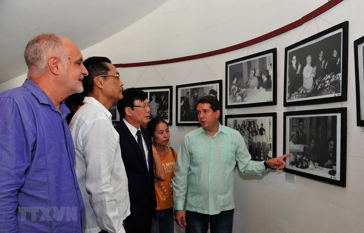 Đoàn đại biểu Hội Nhà báo Việt Nam tham quan triển lãm ảnh “Chủ tịch Hồ Chí Minh với Cuba”. (Ảnh: Lê Hà - TTXVN/Vietnam+)