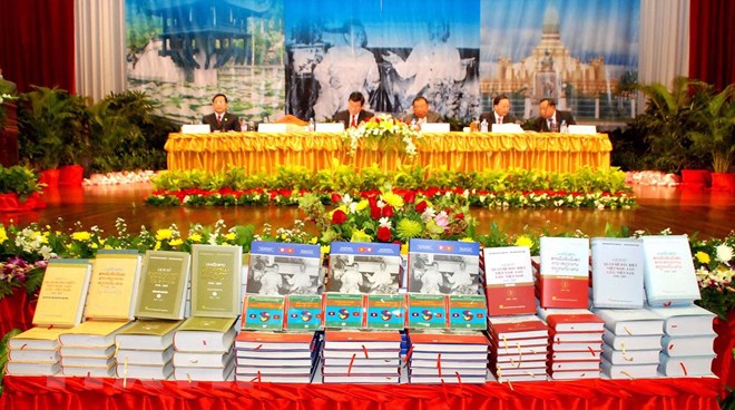  Sách 'Lịch sử quan hệ đặc biệt Việt Nam-Lào, Lào-Việt Nam' được trưng bày tại hội nghị tổng kết 'Dự án biên soạn Lịch sử quan hệ đặc biệt Việt Nam-Lào, Lào-Việt Nam,' ngày 6/6/2011 tại Vientiane. (Ảnh: Hoàng Chương/TTXVN)