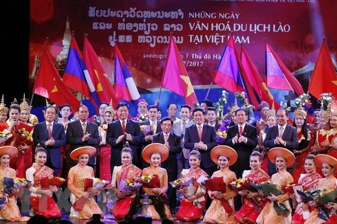  Lãnh đạo hai nước tại lễ khai mạc Những ngày Văn hóa-Du lịch Lào tại Việt Nam, tối 17/7/2017, tại Hà Nội. (Ảnh: Văn Điệp/TTXVN)