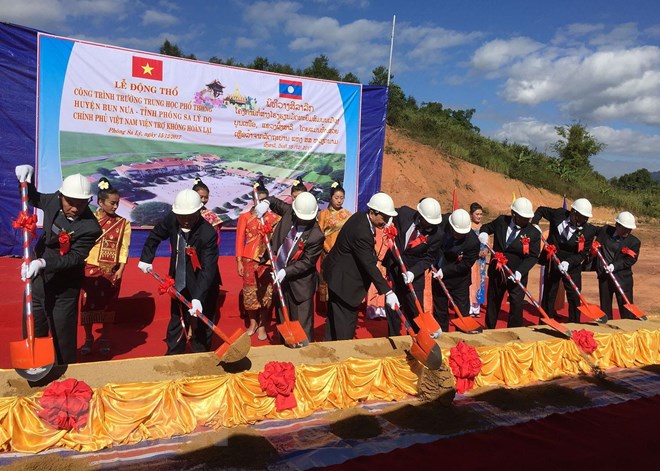  Sáng 15/12/2017, tại huyện Bounneua, tỉnh Phongsaly (Bắc Lào) diễn ra Lễ động thổ xây dựng Trường PTTH Bounneua, thuộc dự án xây dựng trường học sử dụng vốn viện trợ của Chính phủ Việt Nam dành cho Chính phủ Lào. (Ảnh: TTXVN)