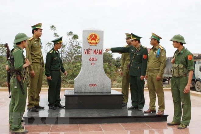  Bộ đội biên phòng hai nước tuần tra tại cột mốc biên giới 605 trên biên giới Việt-Lào. (Ảnh: Anh Tôn/TTXVN)