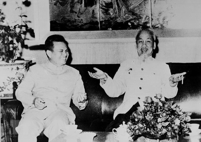 Chủ tịch Hồ Chí Minh tiếp thân mật đồng chí Kaysone Phomvihane, Trưởng đoàn đại biểu Đảng và Mặt trận Lào yêu nước sang thăm hữu nghị Việt Nam (1966). (Ảnh: Tư liệu TTXVN)