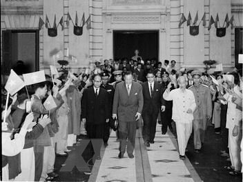  Chủ tịch Hồ Chí Minh cùng Nhà vua Lào Sisavang Vatthana thăm Viện bảo tàng Cách mạng Việt Nam (12/3/1963). (Ảnh: Tư liệu TTXVN) Chủ tịch Hồ Chí Minh cùng Nhà vua Lào Sisavang Vatthana thăm Viện bảo tàng Cách mạng Việt Nam (12/3/1963). (Ảnh: Tư liệu TTXVN)