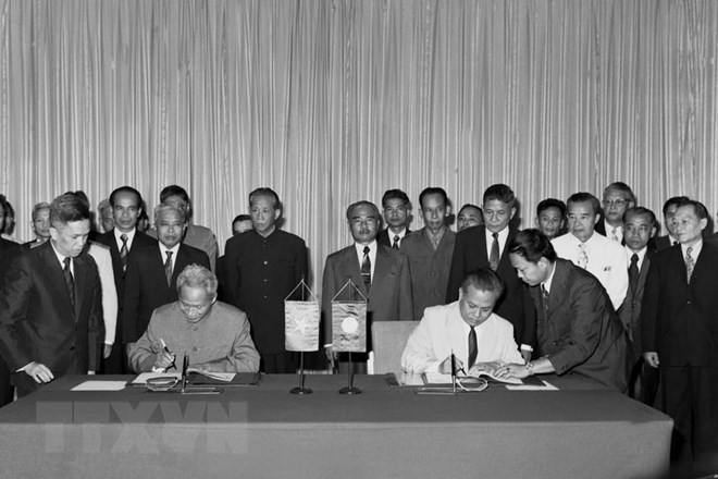  Ngày 18/7/1977, tại thủ đô Vientiane, Thủ tướng Việt Nam Phạm Văn Đồng và Thủ tướng Lào Kaysone Phomvihane ký Hiệp ước hữu nghị và hợp tác giữa hai nước Việt Nam-Lào. (Ảnh: Văn Bảo/TTXVN)