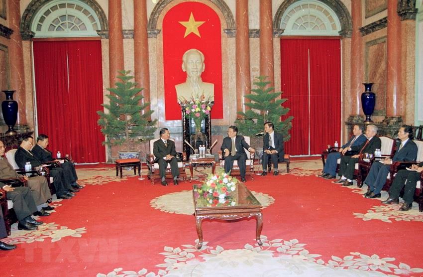  Chủ tịch nước Trần Đức Lương tiếp Phó Thủ tướng kiêm Bộ trưởng Nội vụ Thái Lan Sanan Kachornprasart thăm Việt Nam, ngày 4/3/1999, tại Phủ Chủ tịch. (Ảnh: Trọng Nghiệp/TTXVN)