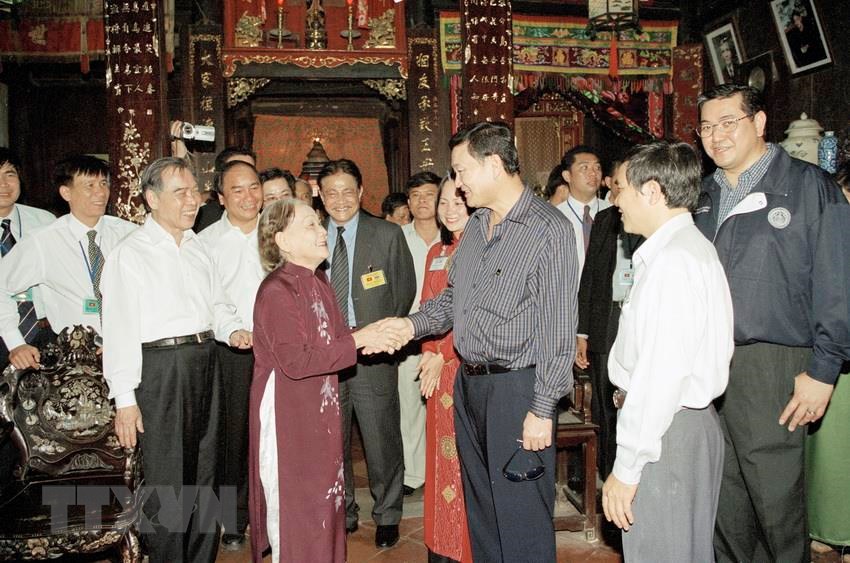  Thủ tướng Phan Văn Khải và Thủ tướng Thái Lan Thaksin Shinawatra đến thăm phố cổ tại Hội An, ngày 20/2/2004. (Ảnh: Thế Thuần/TTXVN)