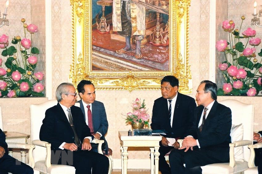  Chuyến thăm Thái Lan, cùng 5 nước ASEAN khác từ tháng 10/1991 đến tháng 3/1992 của Chủ tịch Hội đồng Bộ trưởng Võ Văn Kiệt đã tạo bước đột phá quan trọng quan hệ giữa Việt Nam với ASEAN cũng như với từng nước trong khu vực. Sau các chuyến thăm này, Việt Nam tán thành ký Hiệp ước Hợp tác và Thân thiện Bali vào tháng 7/1992 và trở thành quan sát viên của ASEAN (1993) và chính thức thành thành viên của ASEAN năm 1995. Trong ảnh: Thủ tướng Anand Panyarachun đón và hội đàm với Chủ tịch Hội đồng Bộ trưởng Võ Văn Kiệt thăm chính thức Thái Lan, ngày 28/10/1991, tại Thủ đô Bangkok. (Ảnh: Minh Đạo/TTXVN)
