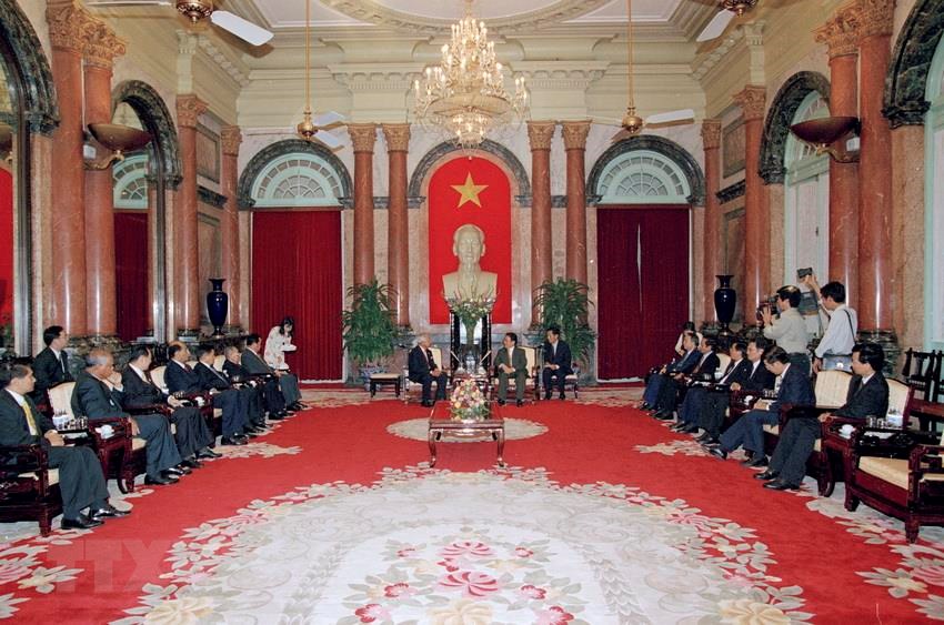  Chủ tịch nước Trần Đức Lương tiếp Ngài Prem Tinsulanonda, Chủ tịch Hội đồng cơ mật Hoàng gia Thái Lan sang thăm Việt Nam từ 8-11/4/2002. (Ảnh: Minh Điền/TTXVN)