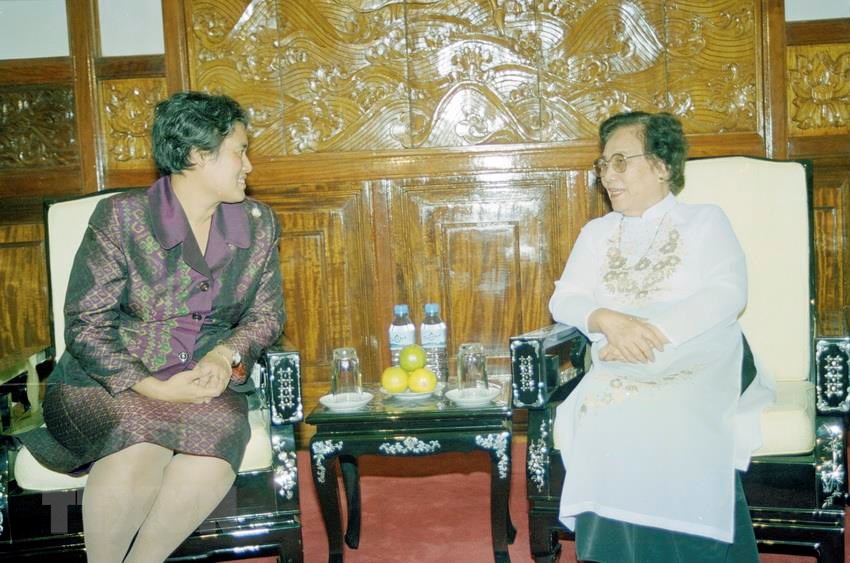  Phó Chủ tịch nước Nguyễn Thị Bình tiếp Công chúa Thái Lan Maha Chakri Sirindhorn thăm Việt Nam từ ngày 17-21/4/2000. (Ảnh: Tùng Lâm/TTXVN)