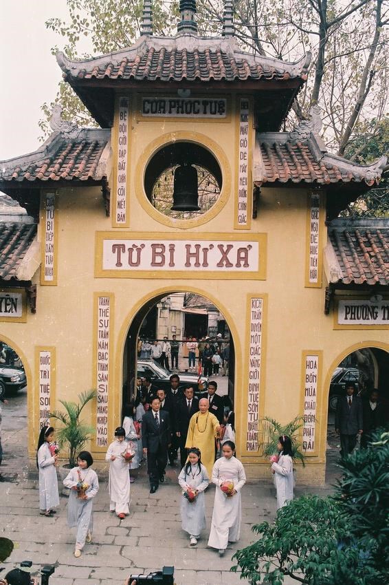  Nhân chuyến thăm chính thức Việt Nam, sáng 17/3/1994, Thủ tướng Thái Lan Chuan Leekpai đến thăm chùa Quán Sứ (Hà Nội). (Ảnh: Minh Đạo/TTXVN)