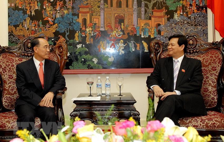  Ngày 14/11/2007, Thủ tướng Nguyễn Tấn Dũng tiếp ông Kan Trakulhoon, Chủ tịch Tập đoàn SCG của Thái Lan sang thăm và làm việc tại Việt Nam. (Ảnh: Nhan Sáng/TXVN)