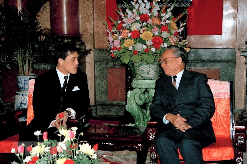  Chủ tịch nước Lê Đức Anh tiếp Thái tử Thái Lan Maha Vajiralongkorn nhân chuyến thăm cấp Nhà nước đến Việt Nam (15/11/1992). (Ảnh: Cao Phong/TTXVN)