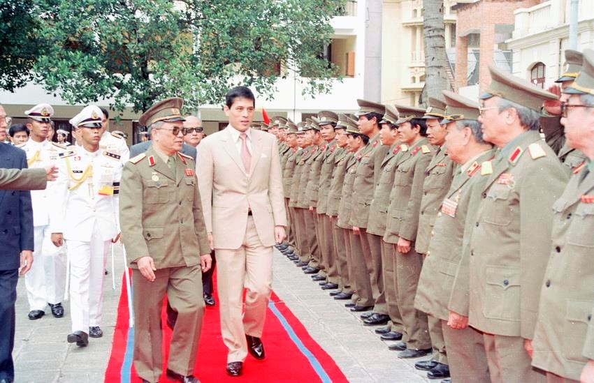  Thái tử Thái Lan Maha Vajiralongkorn thăm Bộ Quốc phòng Việt Nam, trong chuyến thăm cấp Nhà nước 6 ngày đến Việt Nam (tháng 11/1992) theo lời mời của Chủ tịch nước Lê Đức Anh. (Ảnh: Cao Phong/TTXVN)