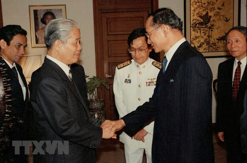  Nhà vua Thái Lan Bhumibol Adulyadej tiếp Tổng Bí thư Đỗ Mười sang thăm chính thức Thái Lan từ ngày 15-18/10/1993. (Ảnh: Xuân Lâm/TTXVN)