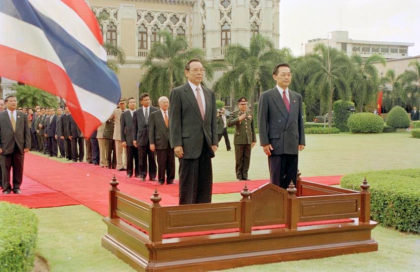  Thủ tướng Chuan Leekpai, chủ trì Lễ đón Thủ tướng Phan Văn Khải thăm chính thức Thái Lan từ ngày 9-12/5/2000. (Ảnh: Thế Thuần/TTXVN)