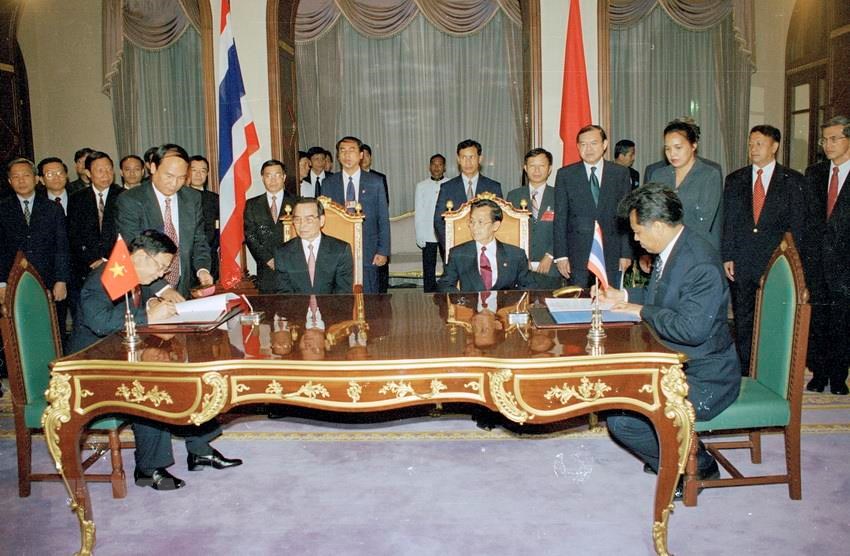  Thủ tướng Thái Lan Chuan Leekpai và Thủ tướng Phan Văn Khải chứng kiến Lễ ký Hiệp định giữa Chính phủ hai nước, trong chuyến thăm chính thức Thái Lan từ ngày 9-12/5/2000. (Ảnh: Thế Thuần/TTXVN)