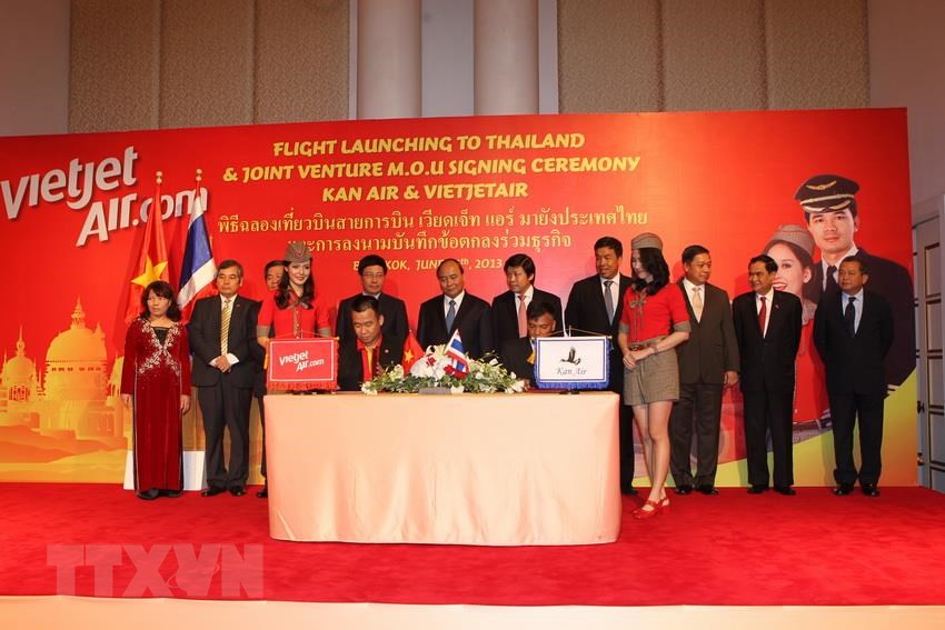  Phó Thủ tướng Nguyễn Xuân Phúc dự Lễ công bố mở đường bay của Hãng hàng không Vietjet Air và lễ ký kết Bản ghi nhớ thành lập liên doanh hàng không tại Thái Lan, ngày 26/6/2013. (Ảnh: Trí Dũng/TTXVN)