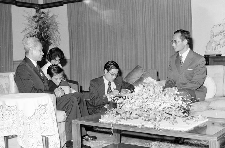  Nhà Vua Thái Lan Bumibol Adulyadej tiếp Thủ tướng Phạm Văn Đồng thăm chính thức Thái Lan (6-10/9/1978), chuyến thăm đầu tiên của lãnh đạo cấp cao Việt Nam kể từ khi hai nước thiết lập quan hệ ngoại giao. (Ảnh: Xuân Lâm/TTXVN)