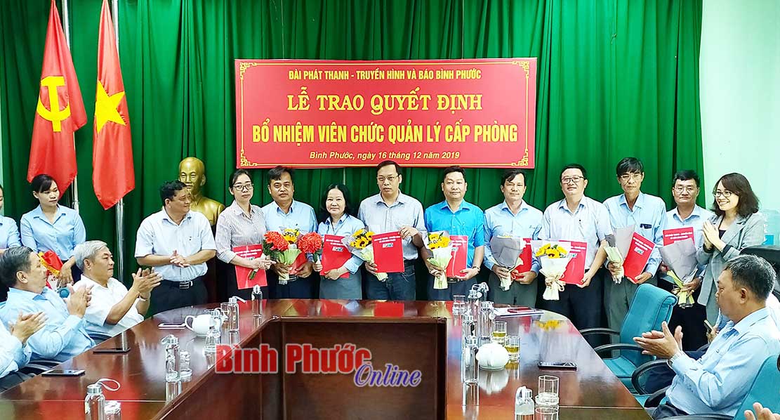 Trao quyết định bổ nhiệm trưởng, phó phòng Đài Phát thanh