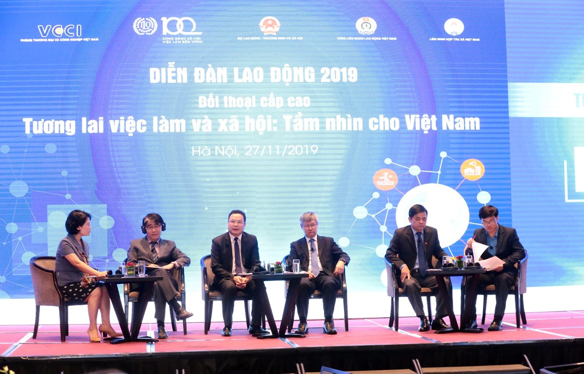 Đối thoại cấp cao của các diễn giả tại Diễn đàn Lao động năm 2019. (Ảnh: PV/Vietnam+)