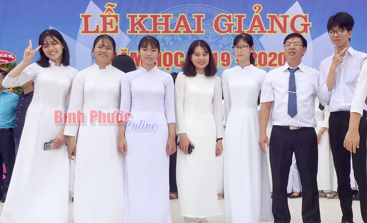Thầy Trương Văn Linh c&ugrave;ng đội tuyển học sinh giỏi Trường THPT Đồng Ph&uacute;