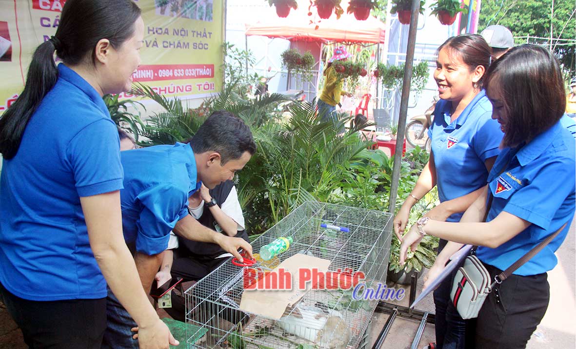 Gian hàng sản phẩm (thỏ, bưởi da xanh, bí đỏ, yến sào, bánh gai...) do thanh niên xã Tân Hưng (Đồng Phú) sản xuất bày bán tại hội chợ