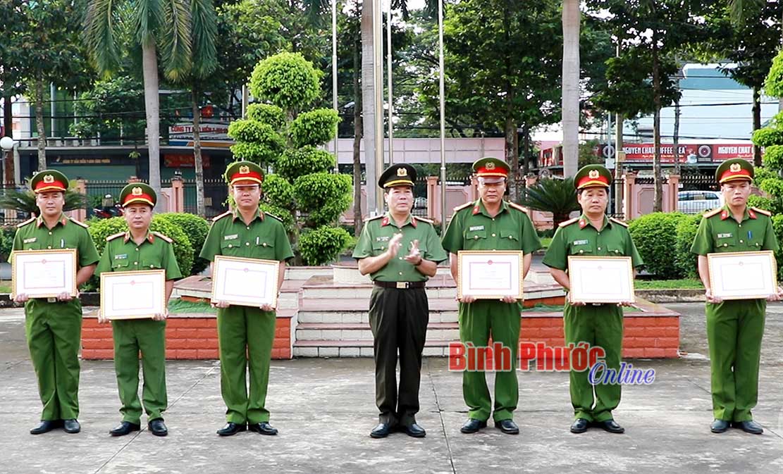 Khen thưởng 7 cá nhân xuất sắc trong đấu tranh, phòng chống tội phạm