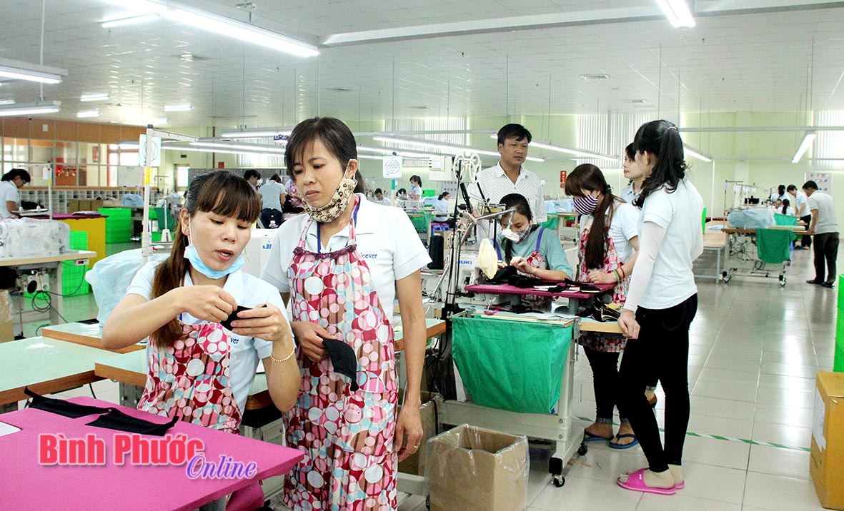 Công nhân Công ty TNHH Việt Nam Nicever, KCN Chơn Thành đang gấp rút hoàn thành các đơn hàng cuối năm