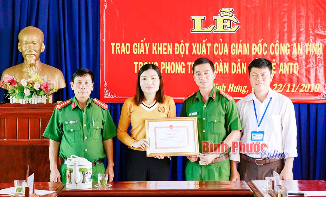 Trao giấy khen đột xuất cho cá nhân bắt trộm