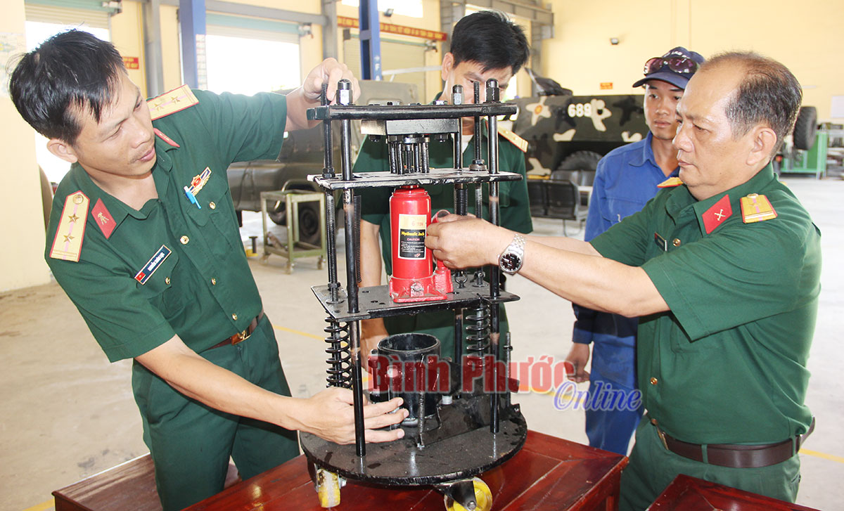 Phong trào phát huy sáng kiến cải tiến mô hình học cụ trong lực lượng vũ  trang tỉnh  Báo Nam Định điện tử