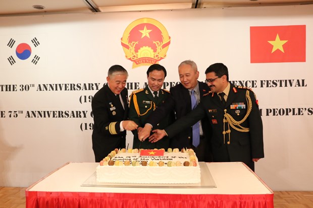 Gioi thieu Sach Trang Quoc phong Viet Nam tai Han Quoc hinh anh 2