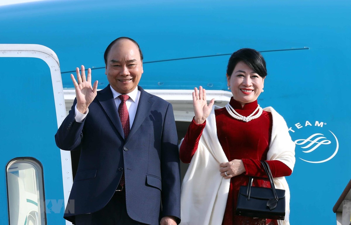 Thủ tướng Chính phủ Nguyễn Xuân Phúc và Phu nhân đến sân bay quân sự Seoul. (Ảnh: Thống Nhất/TTXVN)