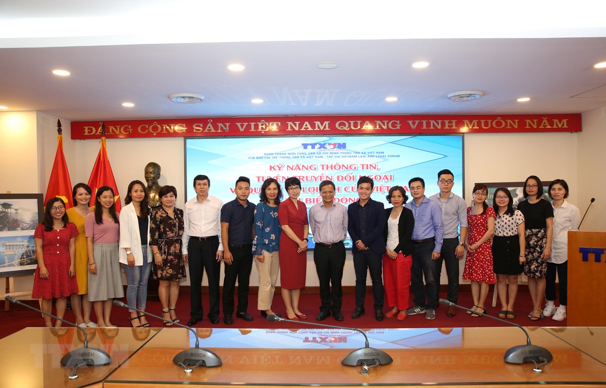 Các vị khách mời diễn giả chụp ảnh chung với lãnh đạo và đoàn viên thanh niên TTXVN tại buổi tọa đàm. (Ảnh: Dương Giang/TTXVN)