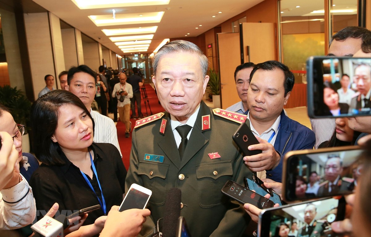Bộ trưởng Bộ Công an Tô Lâm trả lời phỏng vấn báo chí bên hành lang Quốc hội. (Ảnh: Doãn Tấn/TTXVN)
