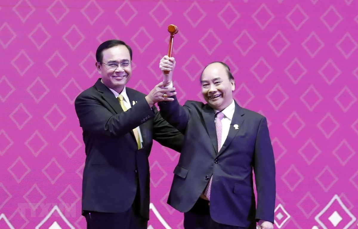 Trong ảnh: Thủ tướng Nguyễn Xuân Phúc nhận búa Chủ tịch ASEAN từ Thủ tướng Thái Lan Prayuth Chan-o-cha. (Ảnh: Thống Nhất/TTXVN)