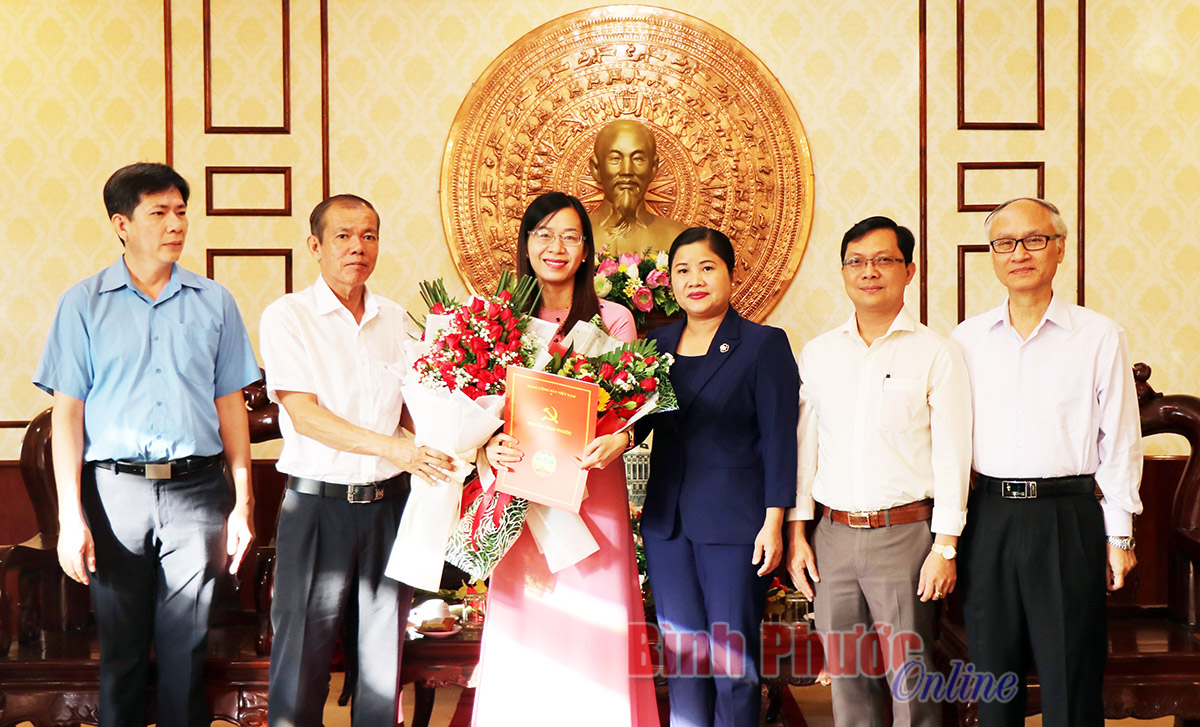 Tân Phó trưởng Ban Tuyên giáo Tỉnh ủy Lê Thị Thanh Loan nhận quyết định và hoa chúc mừng của lãnh đạo tỉnh