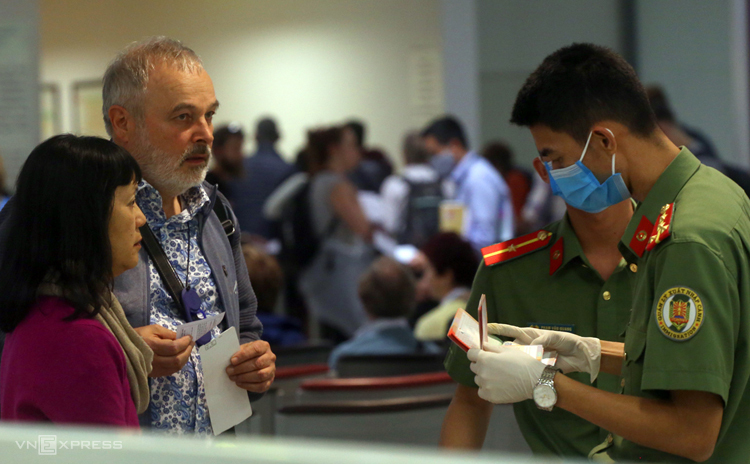 Khách nước ngoài làm thủ tục nhập cảnh Việt Nam tại sân bay Nội Bài, ngày 13/3. Ảnh: Giang Huy 