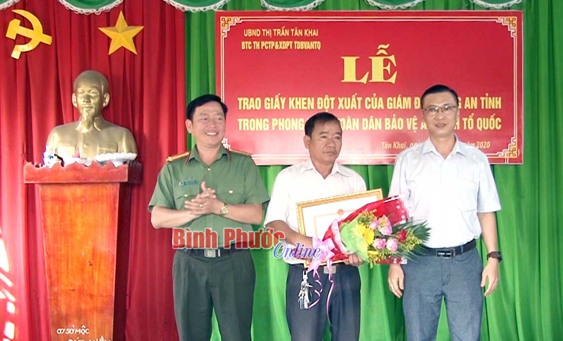 Khen thưởng đột xuất quần chúng Phạm Viết Hùng