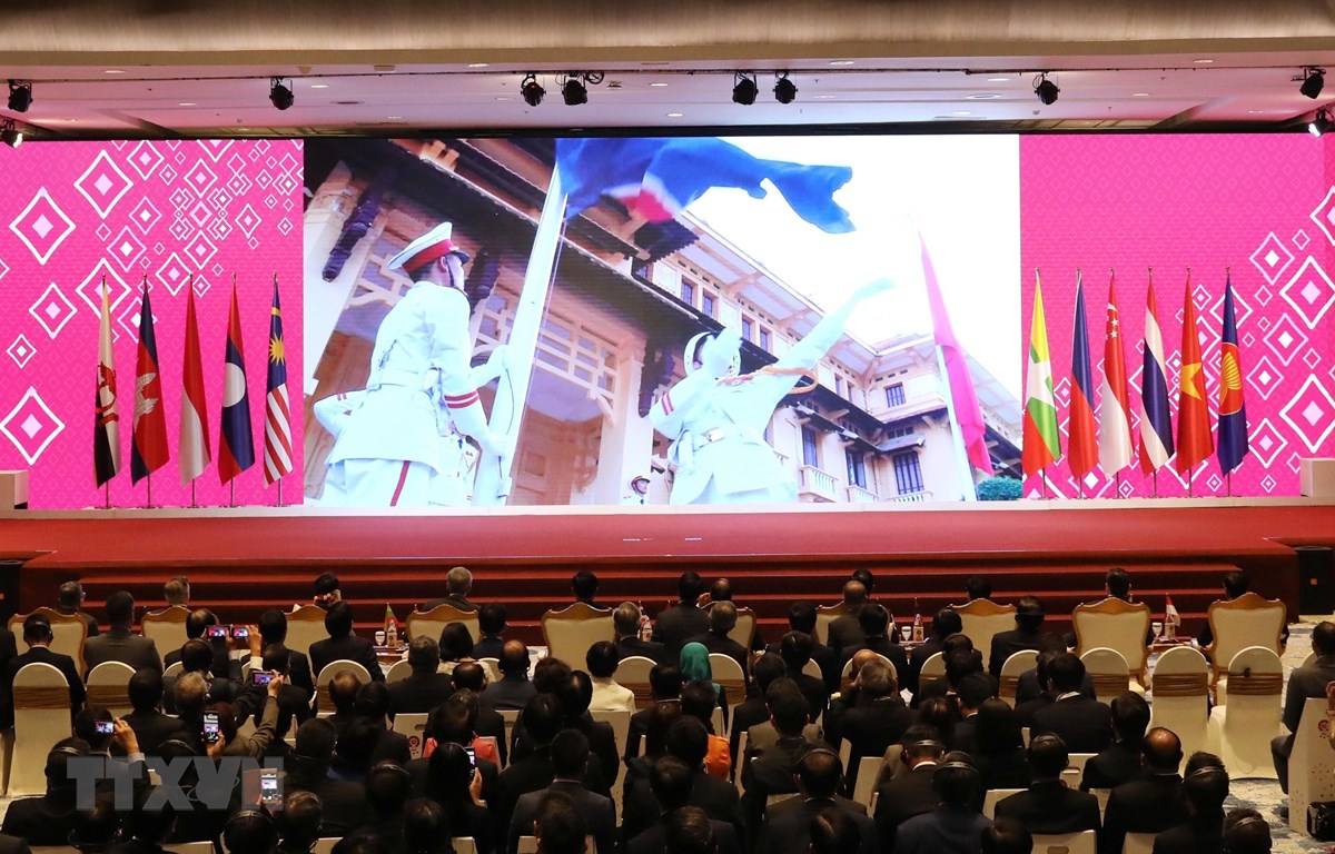 Trình chiếu video giới thiệu về Việt Nam tại lễ bàn giao chức Chủ tịch ASEAN năm 2020 cho Việt Nam. (Ảnh: Thống Nhất/TTXVN)