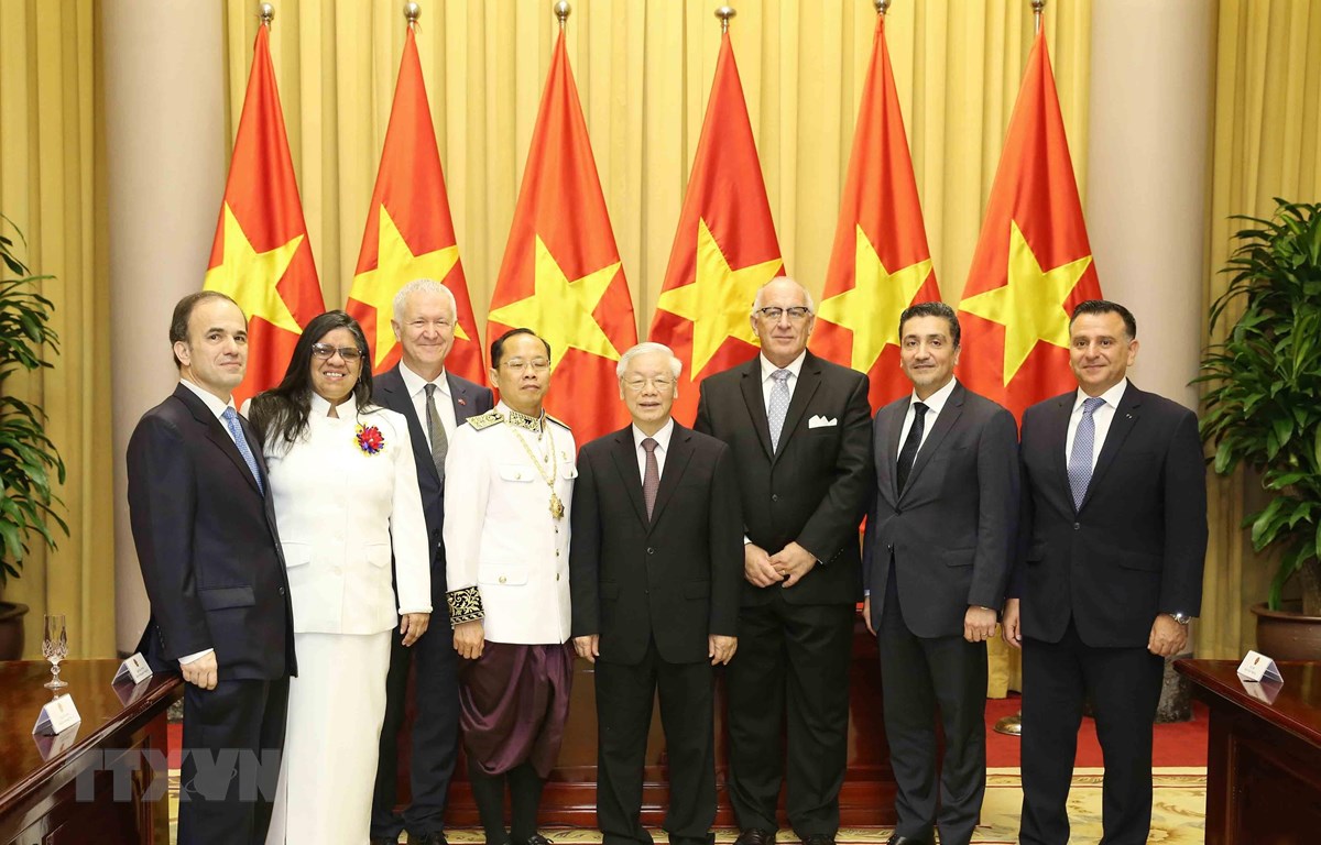 Tổng Bí thư, Chủ tịch nước Nguyễn Phú Trọng chụp ảnh chung các Đại sứ. (Ảnh: Phương Hoa/TTXVN)