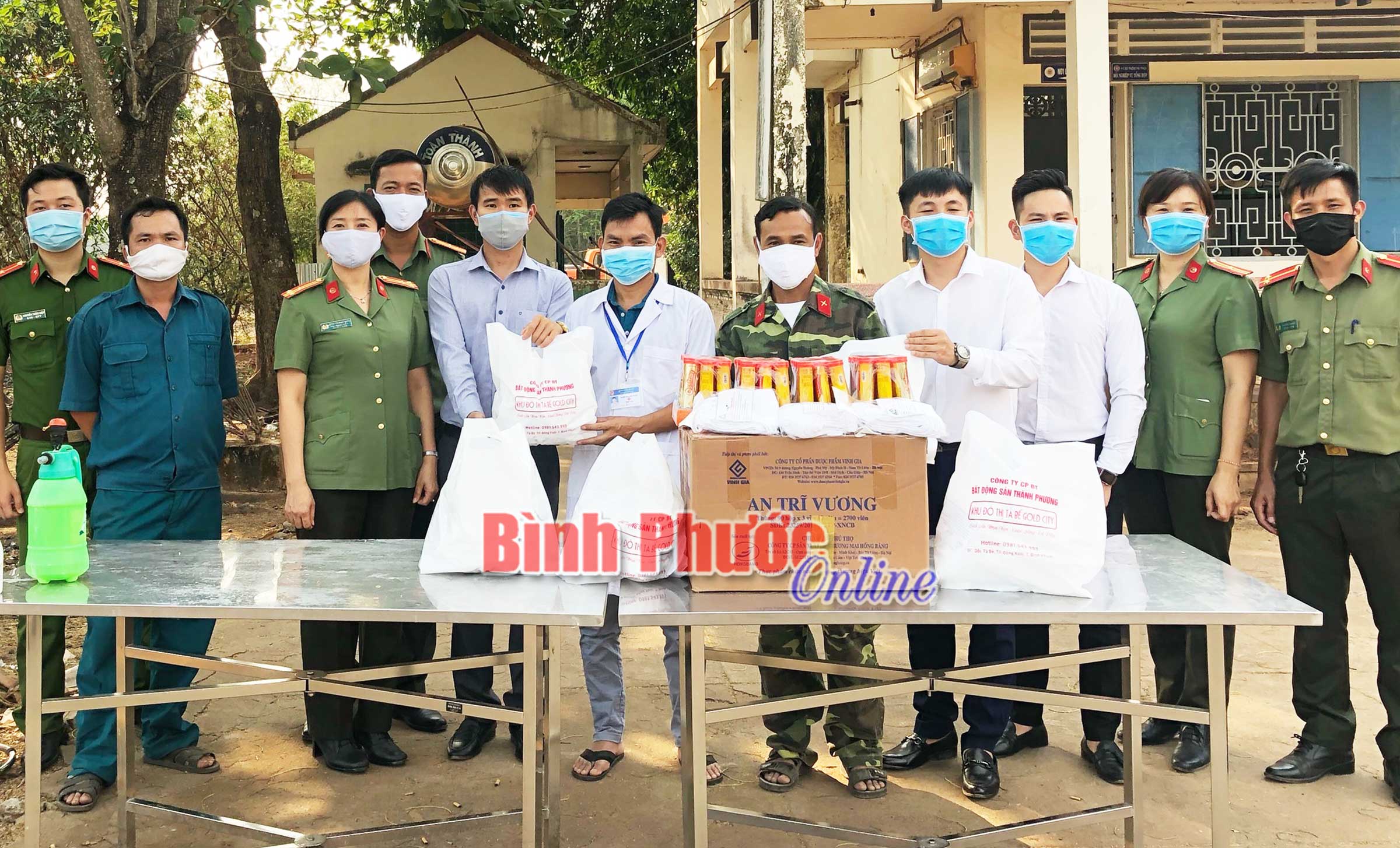 Phòng An ninh kinh tế trao quà tại các khu cách ly tập trung