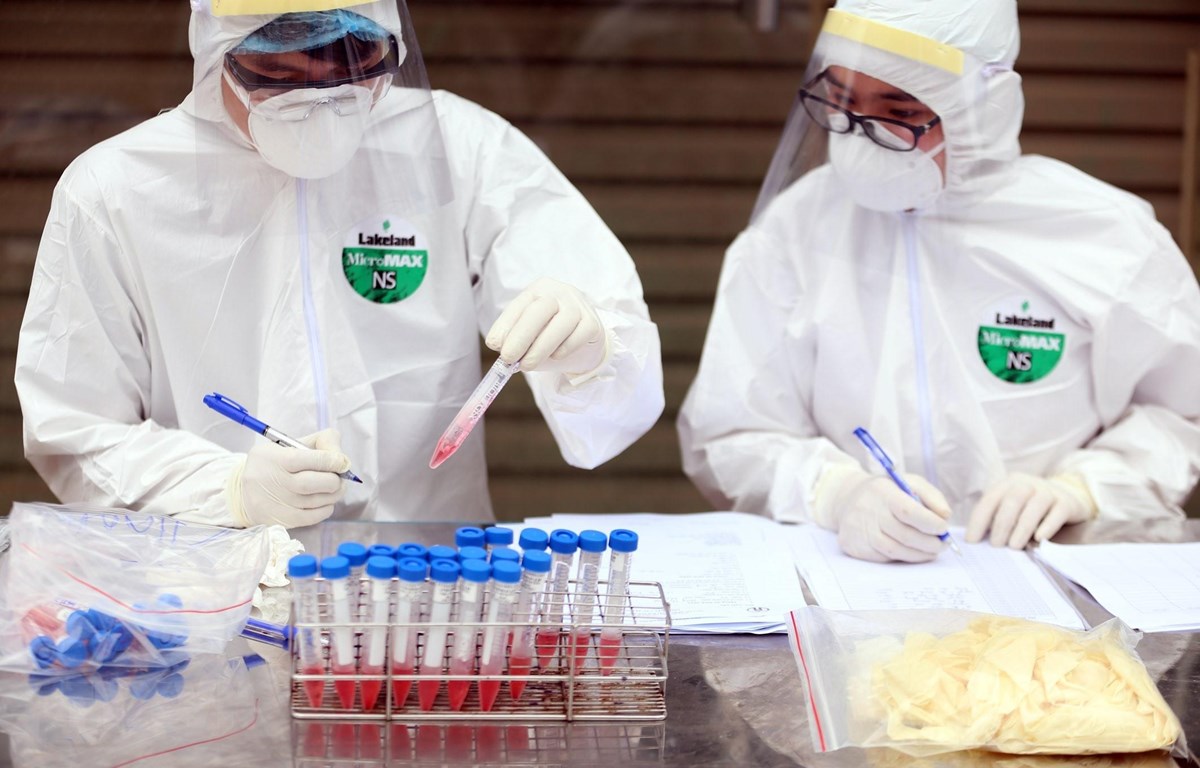 Lấy mẫu xét nghiệm virus SARS-CoV-2 cho người dân đang cách ly tại thôn Hạ Lôi, xã Mê Linh, huyện Mê Linh, Hà Nội. (Ảnh: Anh Tuấn/TTXVN)