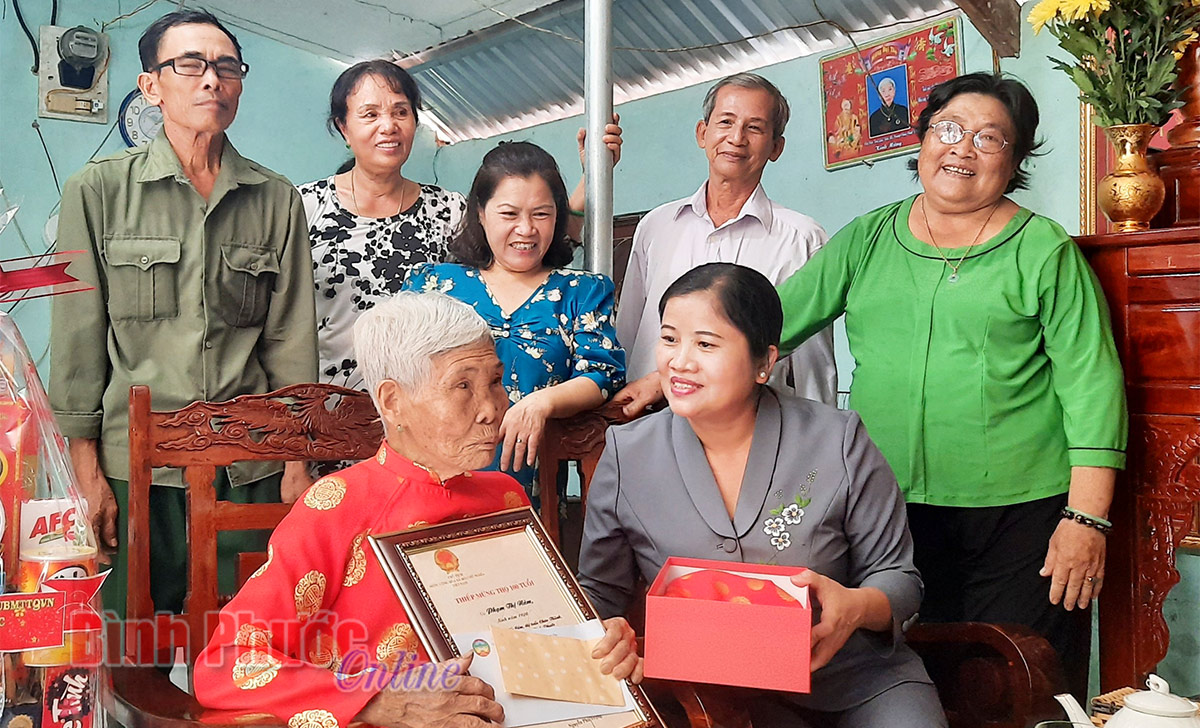 Chủ tịch UBND tỉnh thăm, tặng quà người cao tuổi Chơn Thành