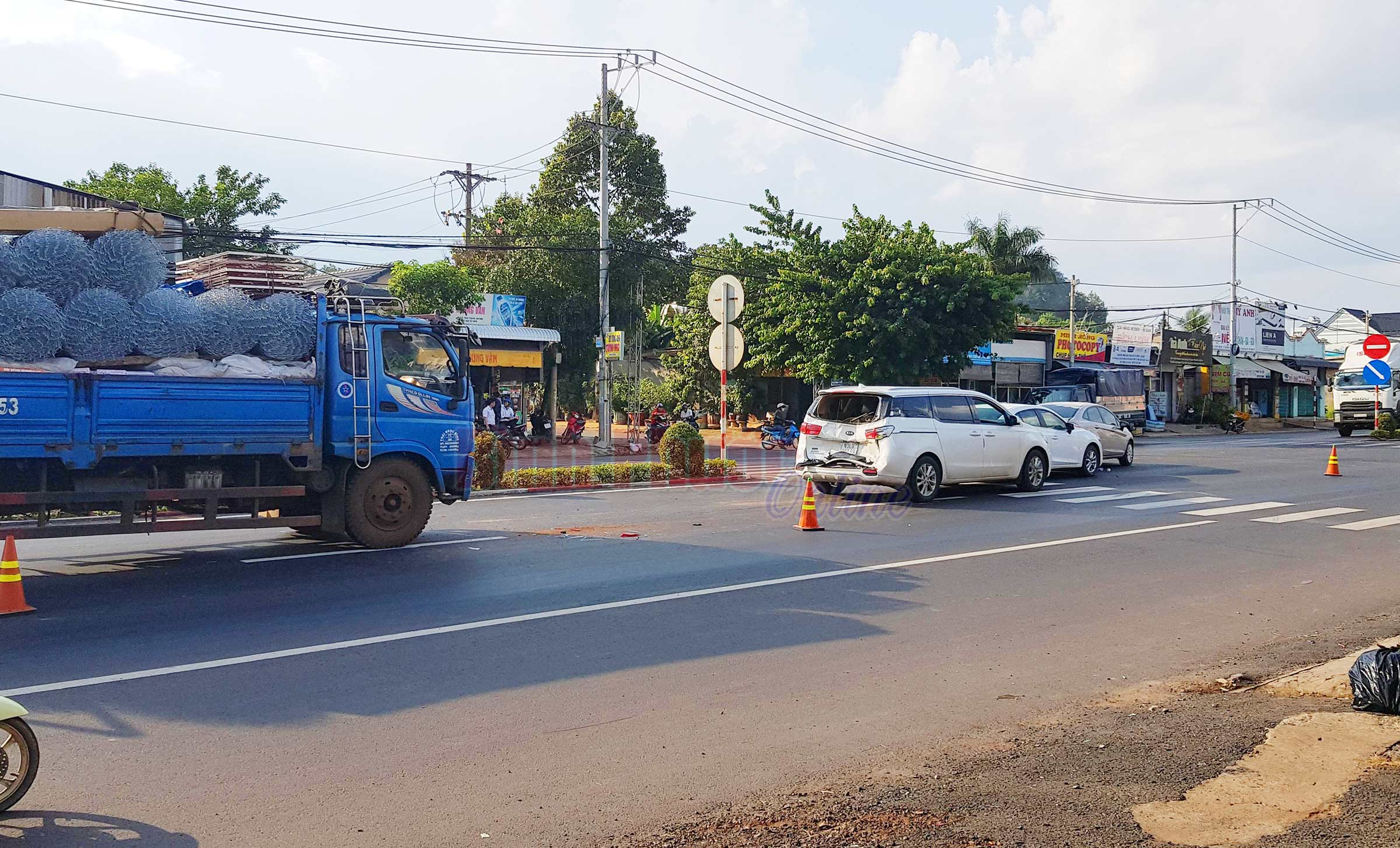 4 xe ô tô tông liên hoàn khi đang chờ qua đường