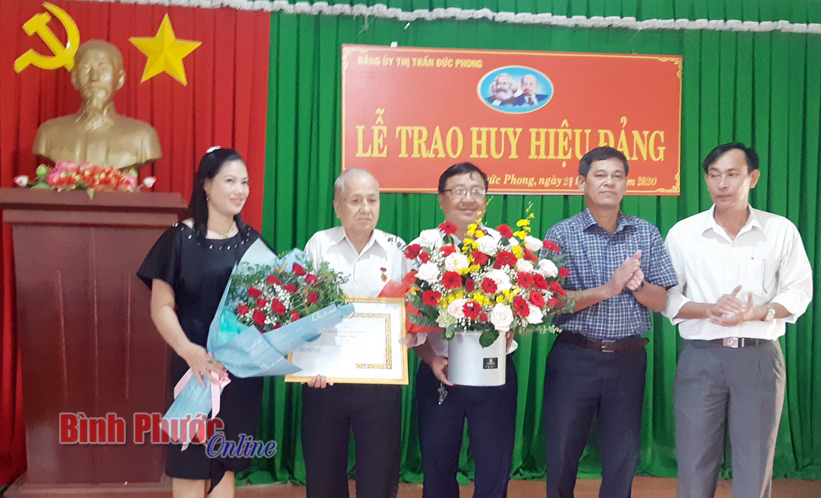 Bù Đăng: 8 đảng viên được trao Huy hiệu 55, 50, 40 và 30 năm tuổi Đảng