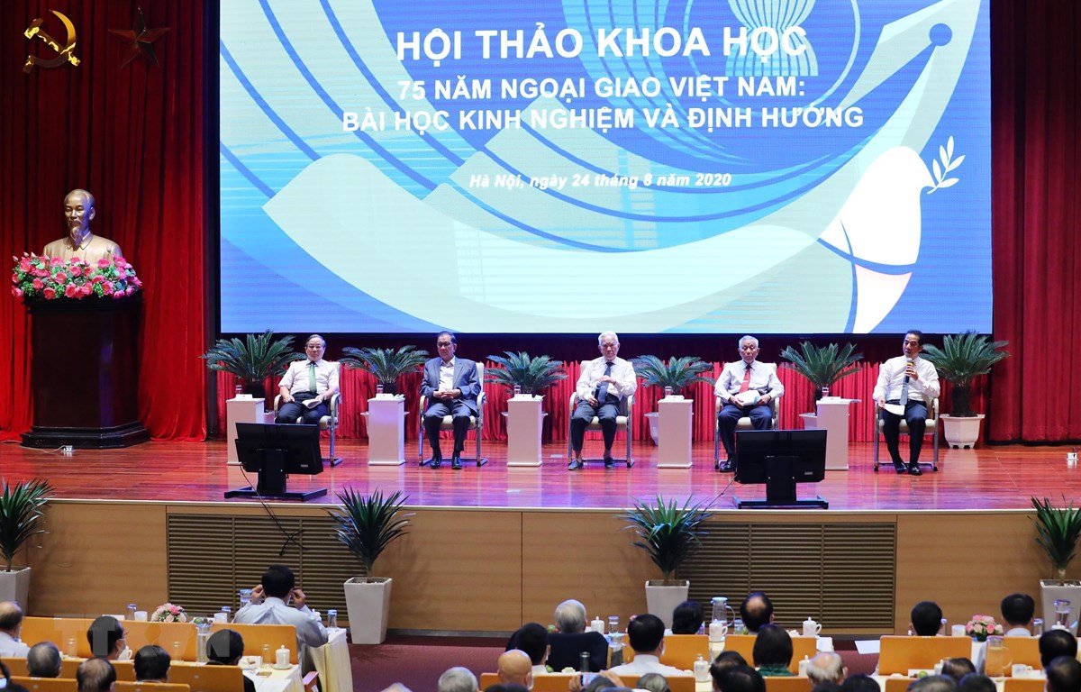 Các đồng chí nguyên lãnh đạo Đảng, Nhà nước và Bộ Ngoại giao tham luận tại hội thảo. (Ảnh: Lâm Khánh/TTXVN)