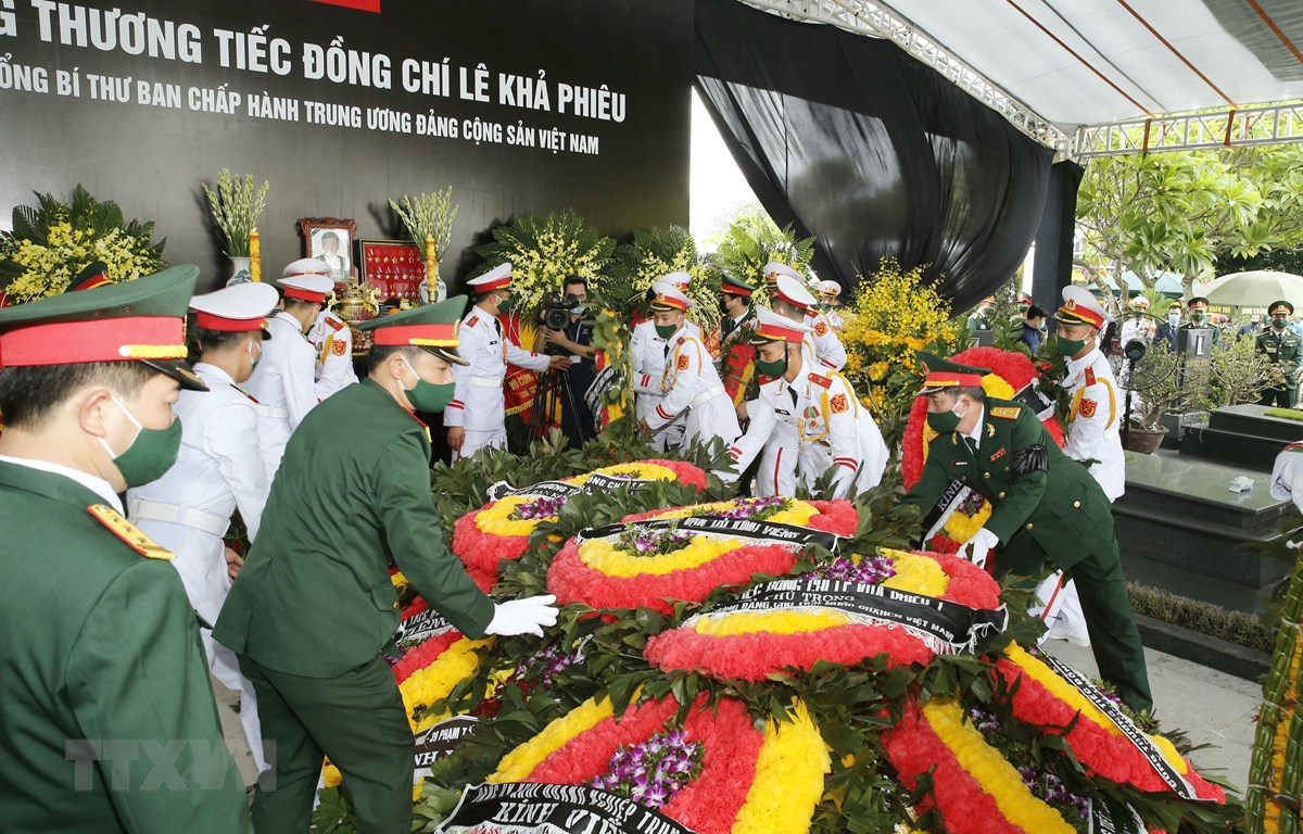 Đội nghi lễ Quân đội đặt các vòng hoa lên mộ phần của nguyên Tổng Bí thư Lê Khả Phiêu. (Ảnh: Doãn Tấn/TTXVN)