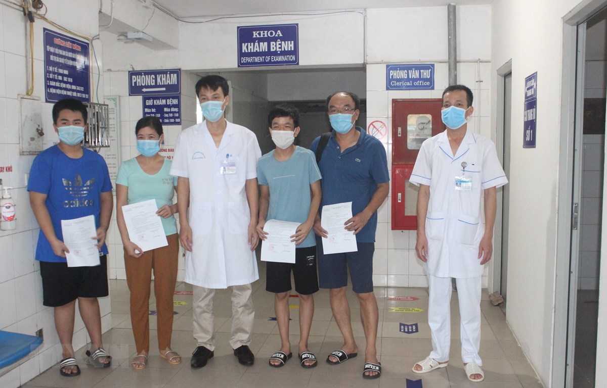 Bệnh viện Nhiệt đới Hải Dương trao giấy chứng nhận đã điều trị khỏi bệnh cho các bệnh nhân. (Ảnh: TTXVN phát)